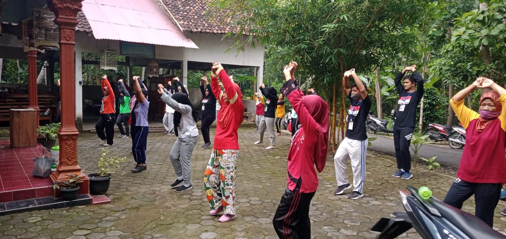 Semangat Senam Warga RT 104 Sindon Bersama KKN UMY